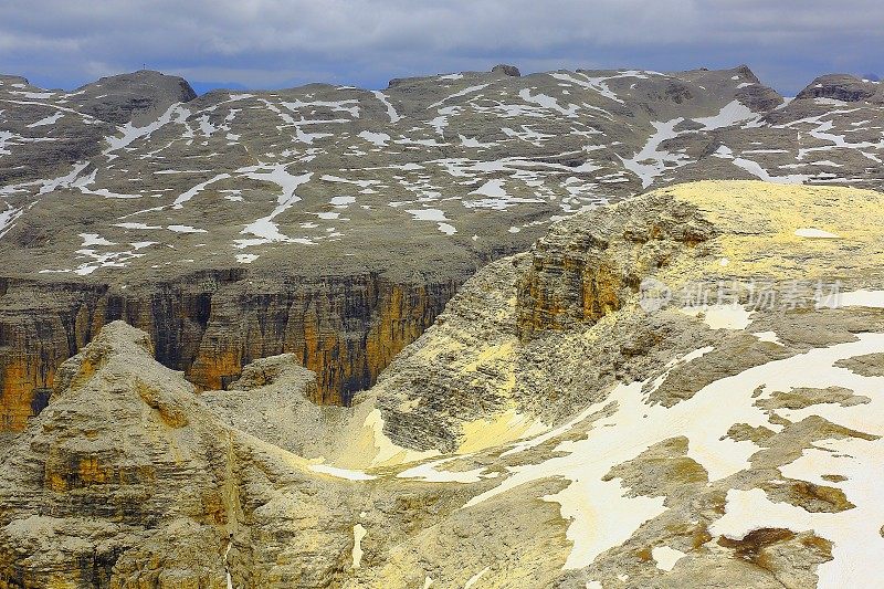 在Piz Boe之上，SAS Pordoi高山，Dolomites，意大利泰洛阿尔卑斯山